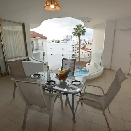 City Center Pool View Apartment